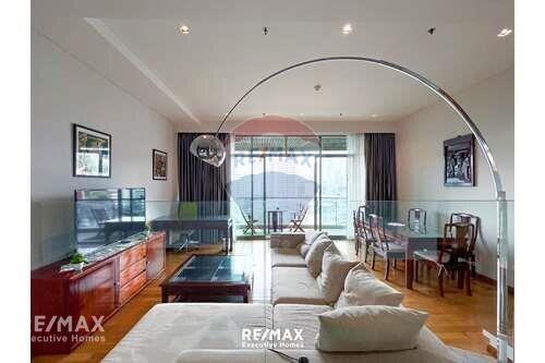 Elegant 2-Bedroom Pet Friendly Condo near Benjakitti Park - 5 Mins Walk to BTS Asok