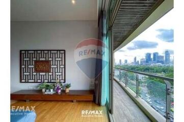 Elegant 2-Bedroom Pet Friendly Condo near Benjakitti Park - 5 Mins Walk to BTS Asok