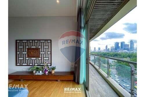 Elegant 2-Bedroom Pet Friendly Condo near Benjakitti Park - 5 Mins Walk to BTS Asok