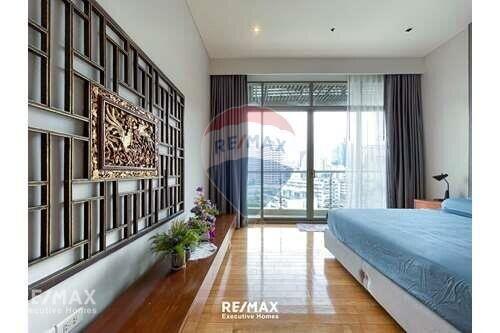 Elegant 2-Bedroom Pet Friendly Condo near Benjakitti Park - 5 Mins Walk to BTS Asok