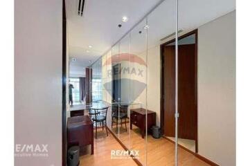 Elegant 2-Bedroom Pet Friendly Condo near Benjakitti Park - 5 Mins Walk to BTS Asok