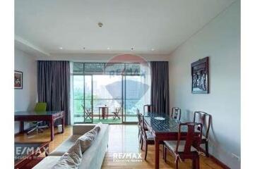 Elegant 2-Bedroom Pet Friendly Condo near Benjakitti Park - 5 Mins Walk to BTS Asok