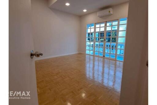 Pet Friendly 4 Bed Townhouse for Rent near BTS Phrompong Thonglor Sukhumvit