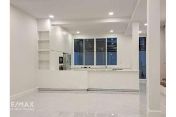 Pet Friendly 4 Bed Townhouse for Rent near BTS Phrompong Thonglor Sukhumvit