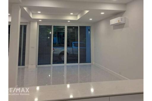 Pet Friendly 4 Bed Townhouse for Rent near BTS Phrompong Thonglor Sukhumvit