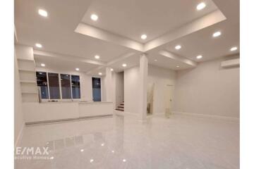 Pet Friendly 4 Bed Townhouse for Rent near BTS Phrompong Thonglor Sukhumvit