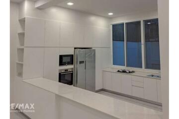 Pet Friendly 4 Bed Townhouse for Rent near BTS Phrompong Thonglor Sukhumvit