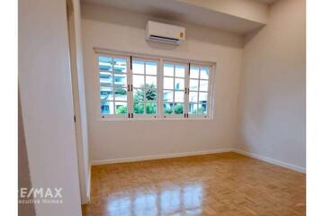 Pet Friendly 4 Bed Townhouse for Rent near BTS Phrompong Thonglor Sukhumvit