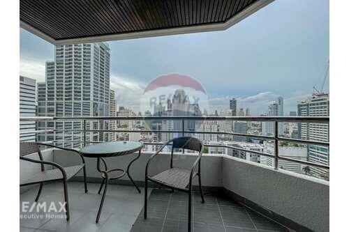 Modern 2 Bed Condo for Rent with Stunning Views near BTS Asoke and Rama 4 Road