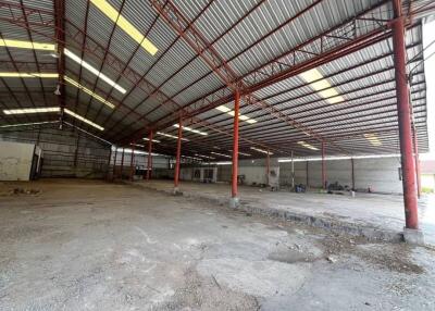 Spacious warehouse with high ceiling and ample natural lighting