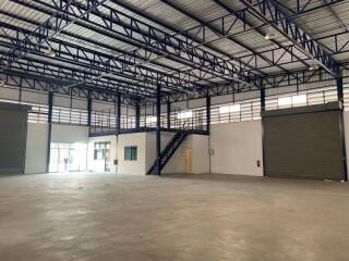 Spacious warehouse with high ceilings and mezzanine