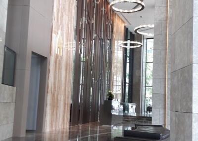 Modern building lobby with high ceilings and elegant design