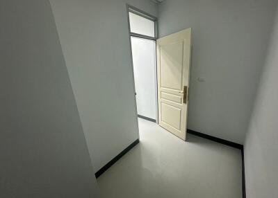 For Rent Bangkok Office Sliom BTS Sala Daeng MRT Si Lom Bang Rak