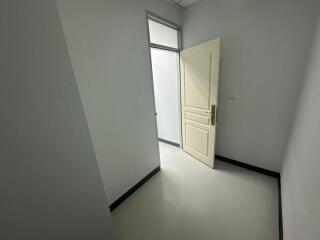 For Rent Bangkok Office Sliom BTS Sala Daeng MRT Si Lom Bang Rak