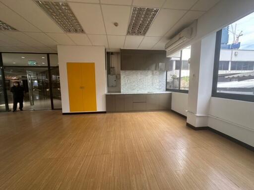 For Rent Bangkok Office Sliom BTS Sala Daeng MRT Si Lom Bang Rak