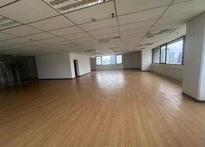 For Rent Bangkok Office Sliom BTS Sala Daeng MRT Si Lom Bang Rak