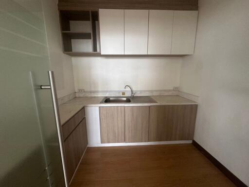 For Rent Bangkok Office Sliom BTS Sala Daeng MRT Si Lom Bang Rak