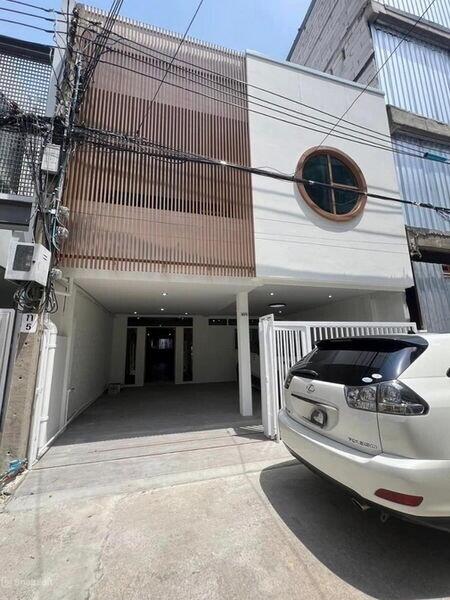 For Rent Bangkok Town House Sukhumvit BTS Ekkamai Watthana