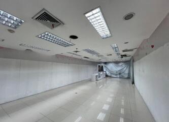 For Rent Bangkok Retail Sliom BTS Sala Daeng MRT Si Lom Bang Rak