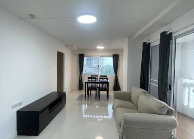 1-BR Apt. near BTS Ekkamai