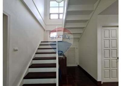 Beautiful 4-Bedroom Detached House with Proximity to Suanluang Rama 9 Park and Paradise Park Mall