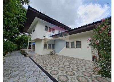 Beautiful 4-Bedroom Detached House with Proximity to Suanluang Rama 9 Park and Paradise Park Mall