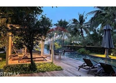 Luxury Riverfront Condo with Stunning Views - 9 Mins Walk to BTS Charoen Nakhon