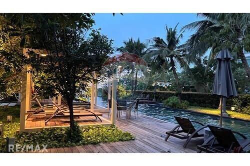 Luxury Riverfront Condo with Stunning Views - 9 Mins Walk to BTS Charoen Nakhon