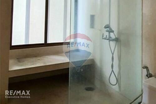 Affordable 1 Bedroom Condo with Easy Access to BTS Phrom Phong (14 Mins Walk)