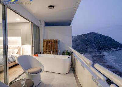 Balcony with ocean view and outdoor bathtub