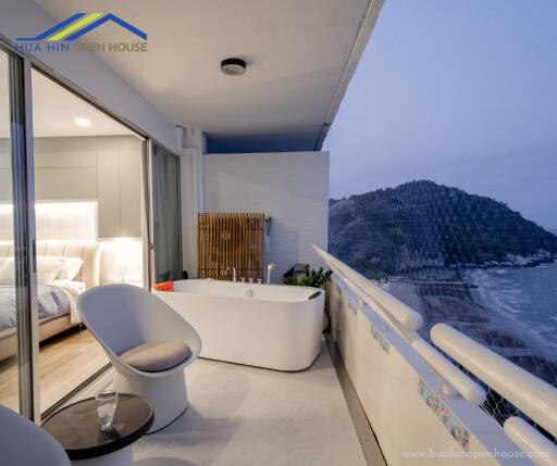 Balcony with ocean view and outdoor bathtub