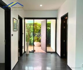 Main entrance with a glass door and indoor plants