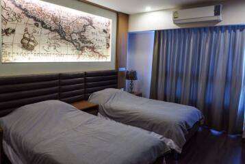 Modern bedroom with twin beds and wall-mounted air conditioner