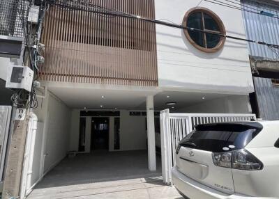 4 Bed 5 Bath 264 SQ.M Townhouse in Ekamai