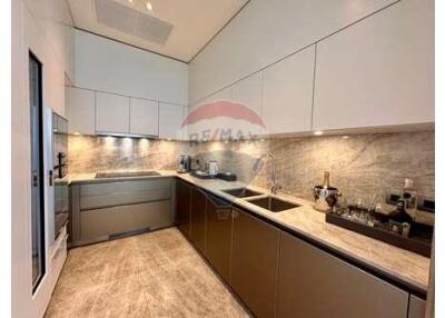 "Luxury Condo in Pathum Wan: Urban Oasis Awaits"