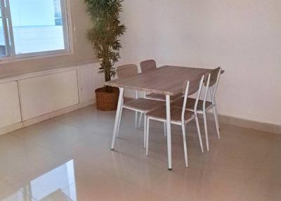 2 Bed 2 Bath 92 SQ.M. Ploenchit Condominium