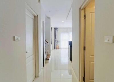 Centro Rama 9 - Krungthep Kreetha - 210 sqm. and 4 bedrooms, 3 bathrooms