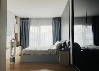 Centro Rama 9 - Krungthep Kreetha - 210 sqm. and 4 bedrooms, 3 bathrooms