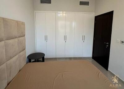 Furnished  Spacious Unit  Upgraded and Vacant