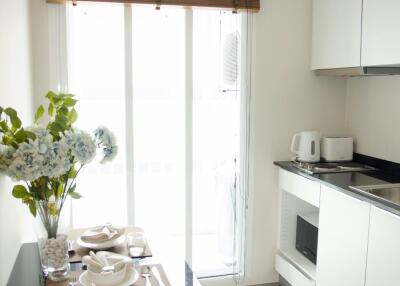 Modern kitchen with dining area