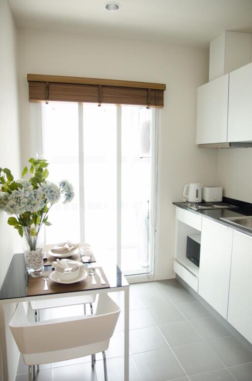 Modern kitchen with dining area