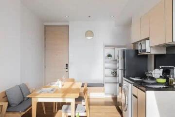 Modern kitchen with dining area