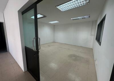 For Rent Bangkok Warehouse Krungthep Kreetha Saphan Sung