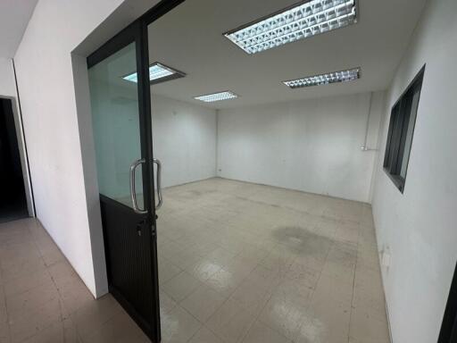 For Rent Bangkok Warehouse Krungthep Kreetha Saphan Sung