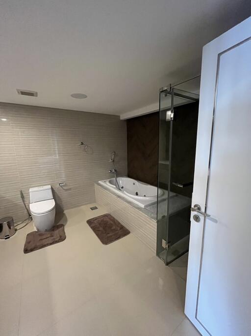 Spacious modern bathroom with bathtub and toilet