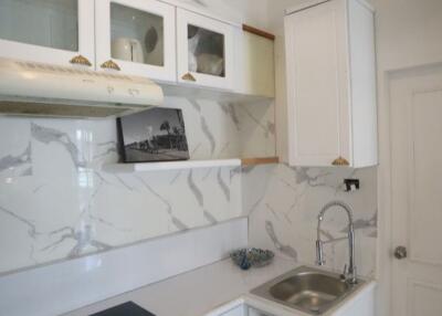 Modern kitchen with marble backsplash