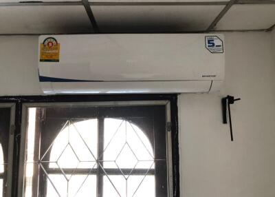 Wall-mounted air conditioning unit