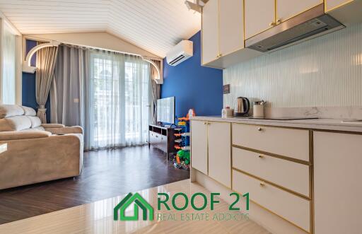 Urgent sale! Pool view, Fully furnished unit at Grand Florida Beachfront Condo Resort pattaya, Located Na jomtien Beach 1 Bed 1bath, 35 Sqm.