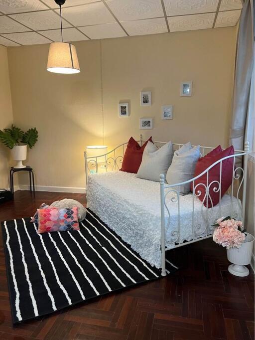 Cozy bedroom with a daybed and decorative pillows