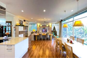 Spacious Family Townhouse for Rent with Beautiful Furnishings in Ekamai-Thonglor